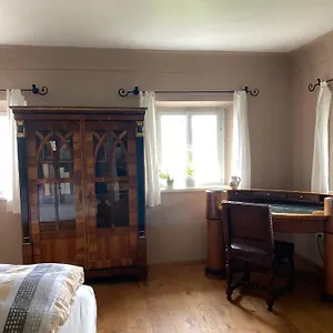 (c) In Einem Bauernhof Anif